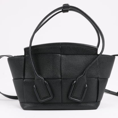 Bottega Veneta Arco Mini Leder Maxi Intrecciato 2Way Handtasche in Schwarz