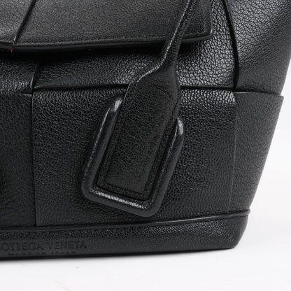 Bottega Veneta Arco Mini Leder Maxi Intrecciato 2Way Handtasche in Schwarz