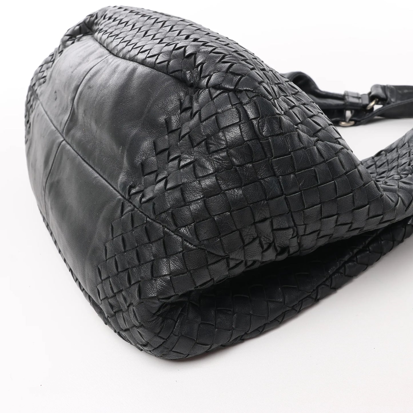 Bottega Veneta Intrecciato Campana Leder Umhängetasche in Schwarz 125787