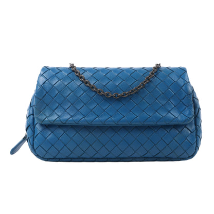 BOTTEGA VENETA Schultertasche aus Intrecciato-Leder mit Kette in Blau