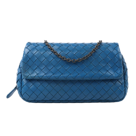 BOTTEGA VENETA Schultertasche aus Intrecciato-Leder mit Kette in Blau