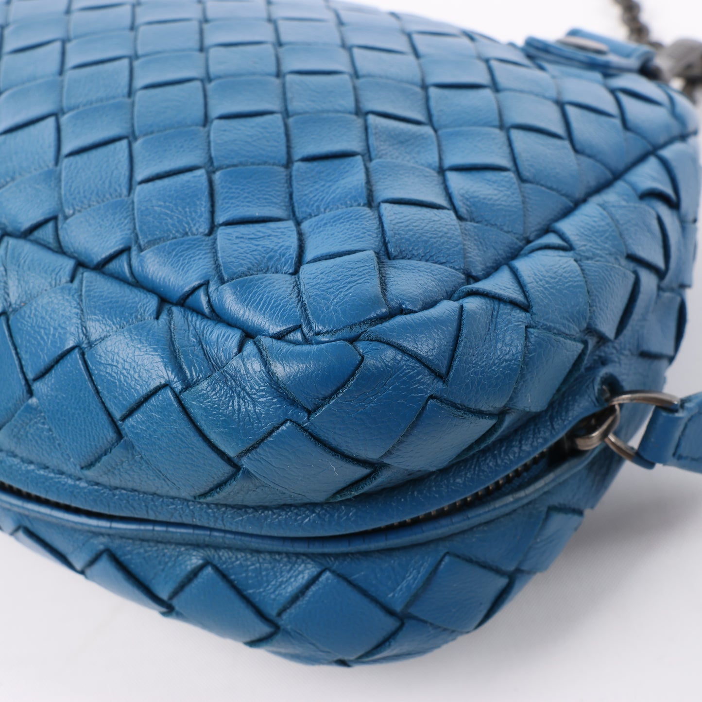 BOTTEGA VENETA Schultertasche aus Intrecciato-Leder mit Kette in Blau