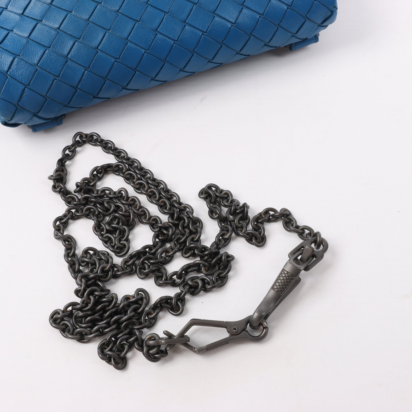 BOTTEGA VENETA Schultertasche aus Intrecciato-Leder mit Kette in Blau