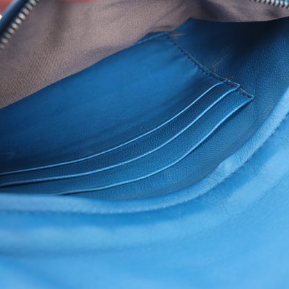 BOTTEGA VENETA Schultertasche aus Intrecciato-Leder mit Kette in Blau
