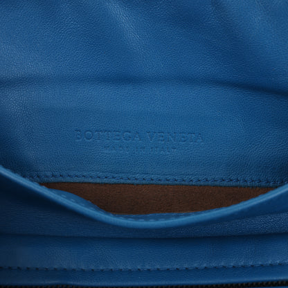 BOTTEGA VENETA Schultertasche aus Intrecciato-Leder mit Kette in Blau