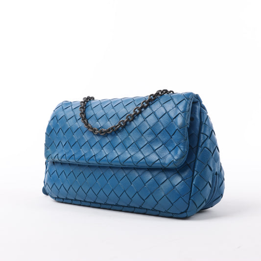 BOTTEGA VENETA Schultertasche aus Intrecciato-Leder mit Kette in Blau