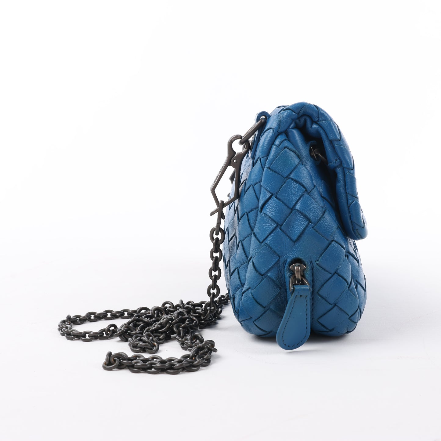 BOTTEGA VENETA Schultertasche aus Intrecciato-Leder mit Kette in Blau