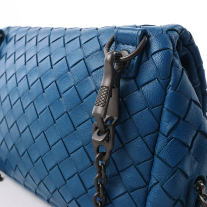 BOTTEGA VENETA Schultertasche aus Intrecciato-Leder mit Kette in Blau