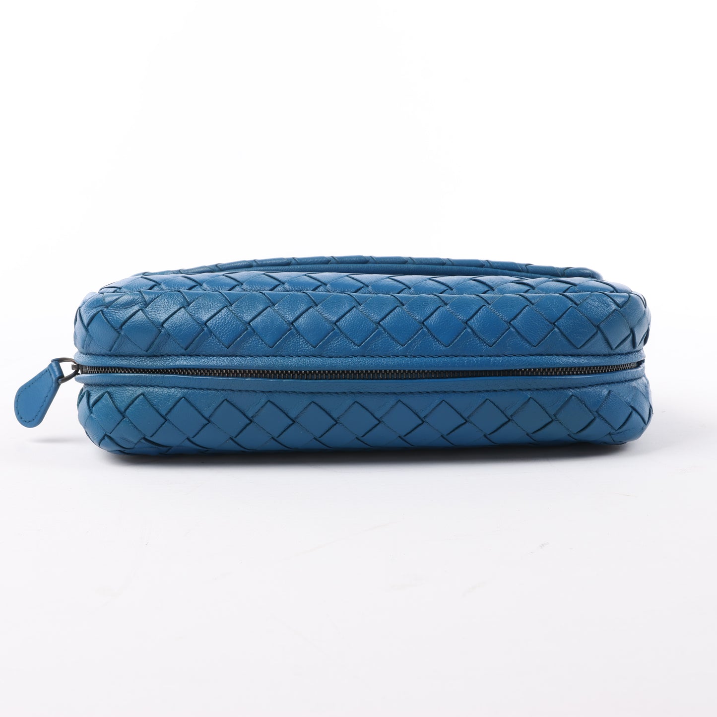 BOTTEGA VENETA Schultertasche aus Intrecciato-Leder mit Kette in Blau