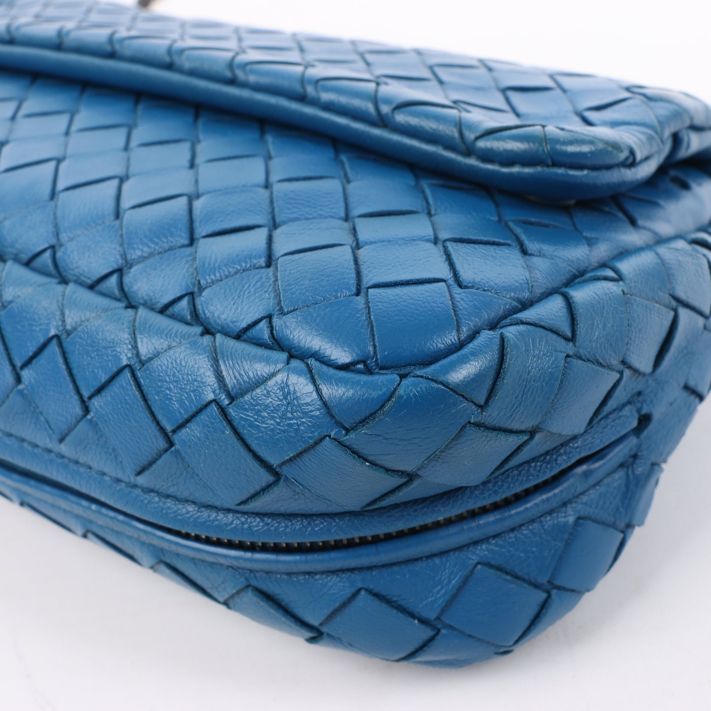 BOTTEGA VENETA Schultertasche aus Intrecciato-Leder mit Kette in Blau