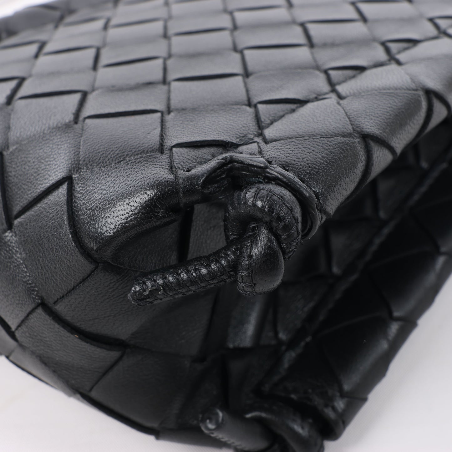 Bottega Veneta Intrecciato Leder Umhängetasche in Schwarz