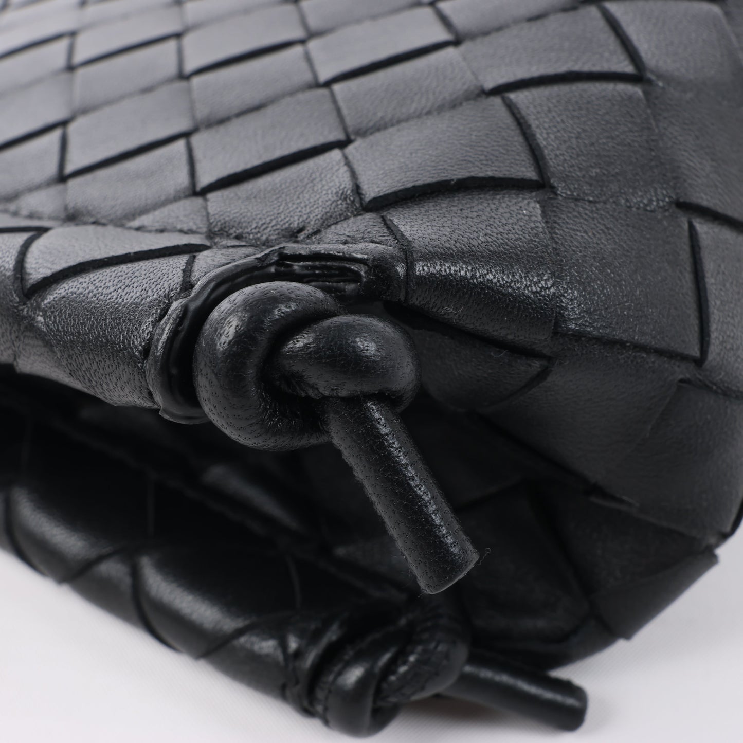 Bottega Veneta Intrecciato Leder Umhängetasche in Schwarz