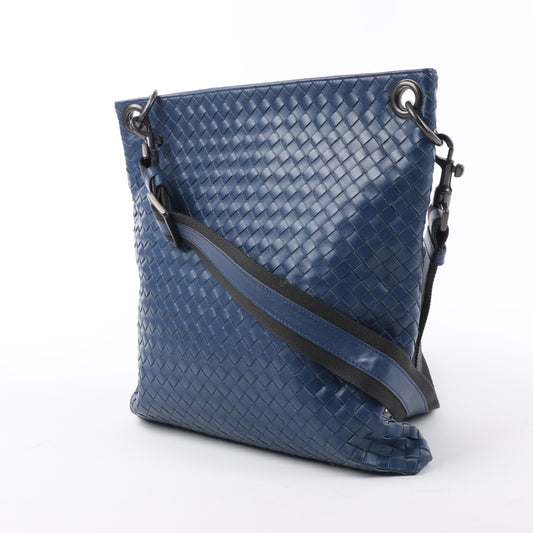 Bottega Veneta Nappa Intrecciato VN Umhängetasche in Blau 161623