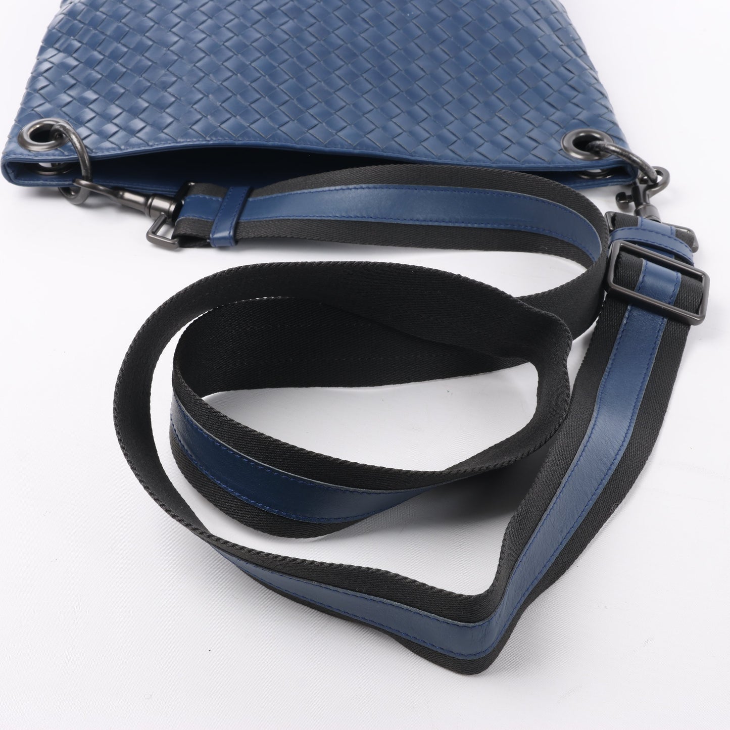 Bottega Veneta Nappa Intrecciato VN Umhängetasche in Blau 161623