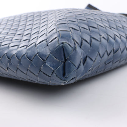 Bottega Veneta Nappa Intrecciato VN Umhängetasche in Blau 161623