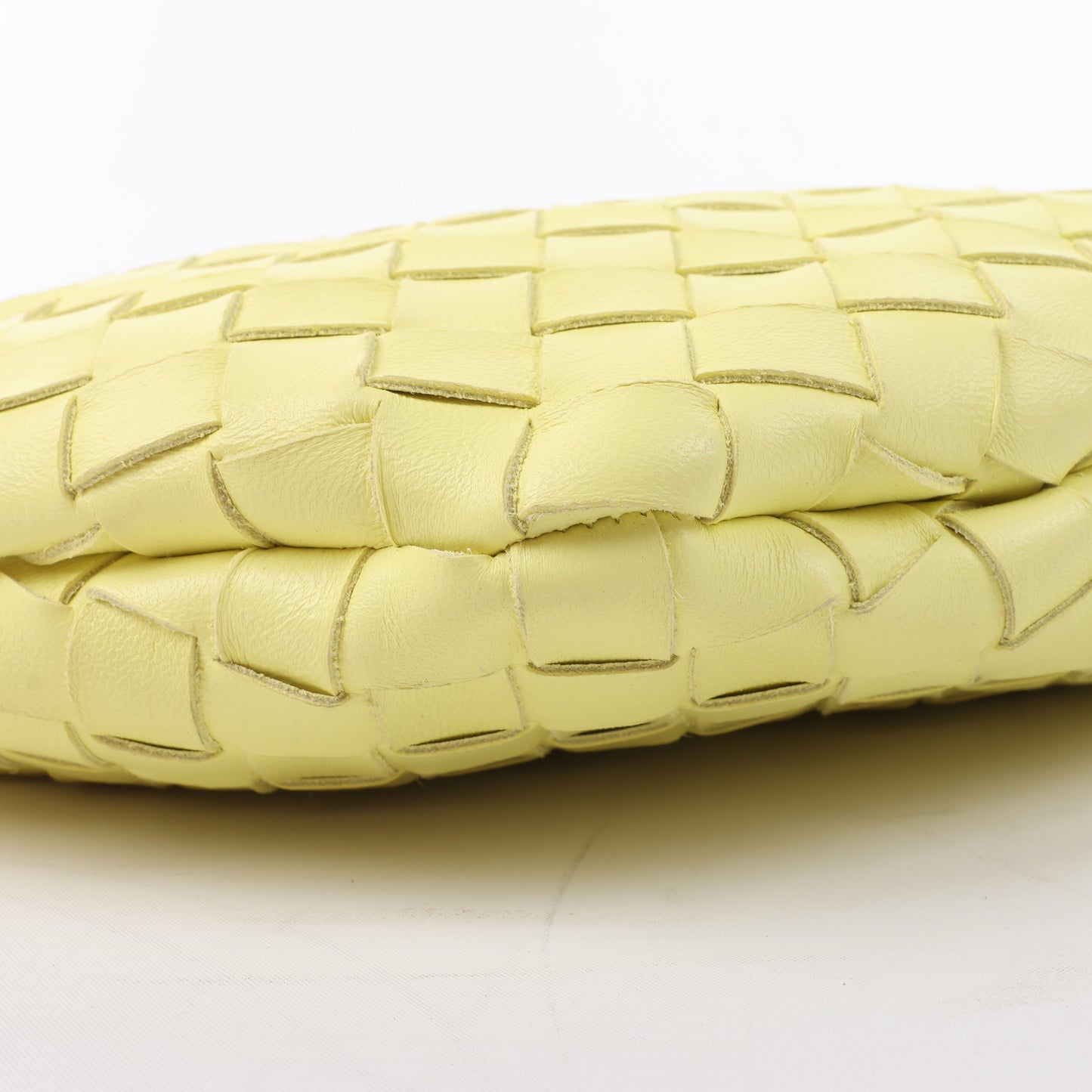 Bottega Veneta Intrecciato Medium Turns Pouch Schultertasche aus Leder in Gelb