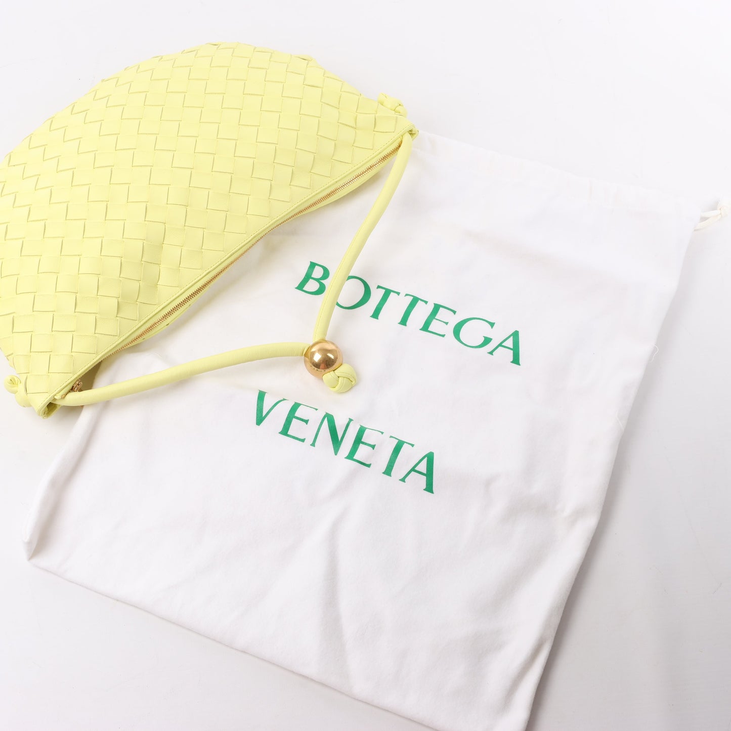 Bottega Veneta Intrecciato Medium Turns Pouch Schultertasche aus Leder in Gelb