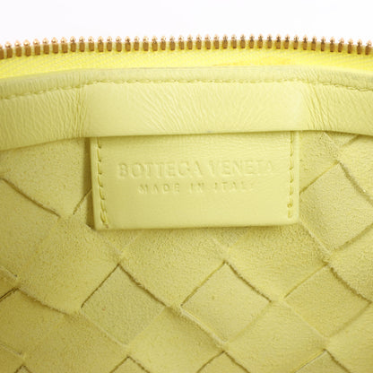 Bottega Veneta Intrecciato Medium Turns Pouch Schultertasche aus Leder in Gelb