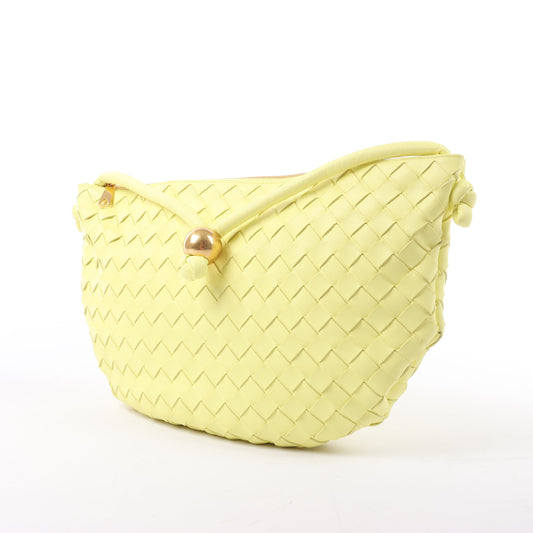 Bottega Veneta Intrecciato Medium Turns Pouch Schultertasche aus Leder in Gelb