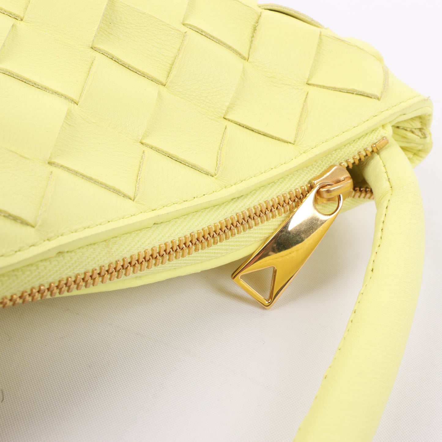 Bottega Veneta Intrecciato Medium Turns Pouch Schultertasche aus Leder in Gelb