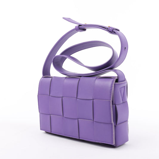 Bottega Veneta Maxi Intrecciato Kassetten-Umhängetasche aus Leder in Lila