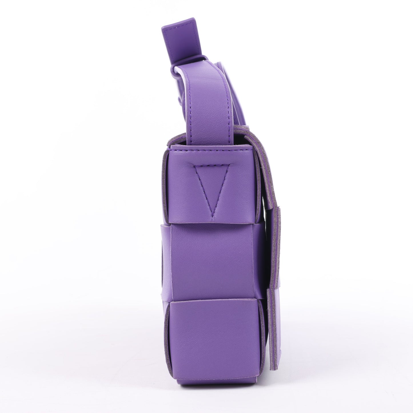 Bottega Veneta Maxi Intrecciato Kassetten-Umhängetasche aus Leder in Lila