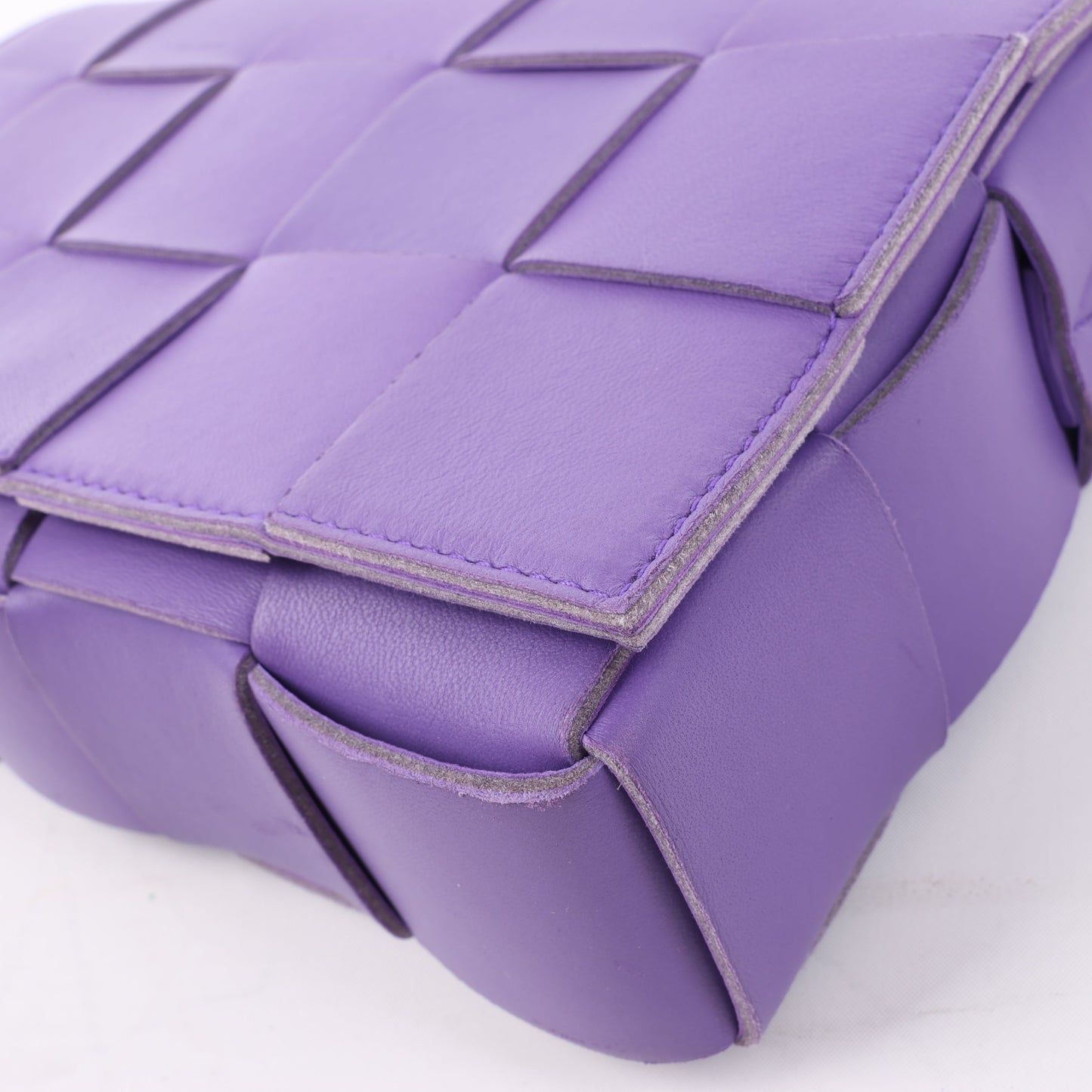 Bottega Veneta Maxi Intrecciato Kassetten-Umhängetasche aus Leder in Lila