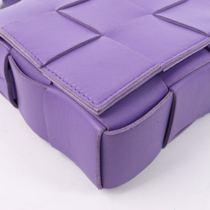 Bottega Veneta Maxi Intrecciato Kassetten-Umhängetasche aus Leder in Lila