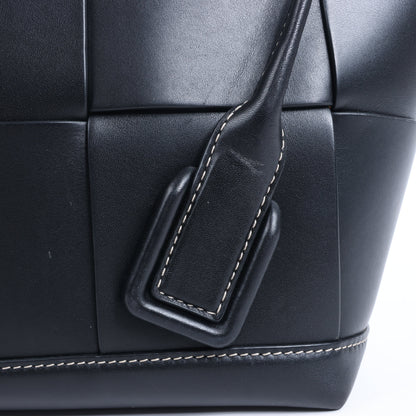 Bottega Veneta Arco Maxi Intrecciato Lederhandtasche in Schwarz
