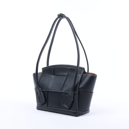 Bottega Veneta Arco Maxi Intrecciato Lederhandtasche in Schwarz