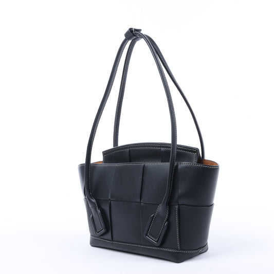 Bottega Veneta Arco Maxi Intrecciato Lederhandtasche in Schwarz