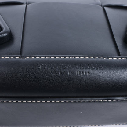 Bottega Veneta Arco Maxi Intrecciato Lederhandtasche in Schwarz