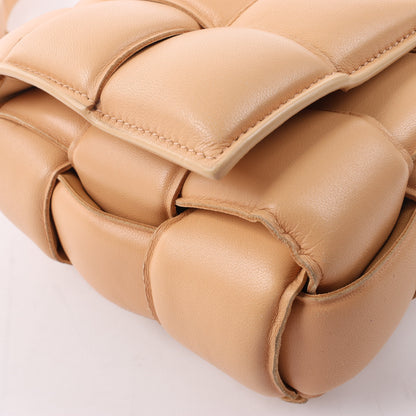 Bottega Veneta gepolsterte Kassetten-Maxi-Schultertasche aus Intrecciato-Leder in Beige