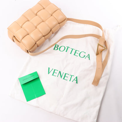 Bottega Veneta gepolsterte Kassetten-Maxi-Schultertasche aus Intrecciato-Leder in Beige
