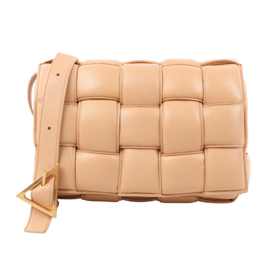 Bottega Veneta gepolsterte Kassetten-Maxi-Schultertasche aus Intrecciato-Leder in Beige