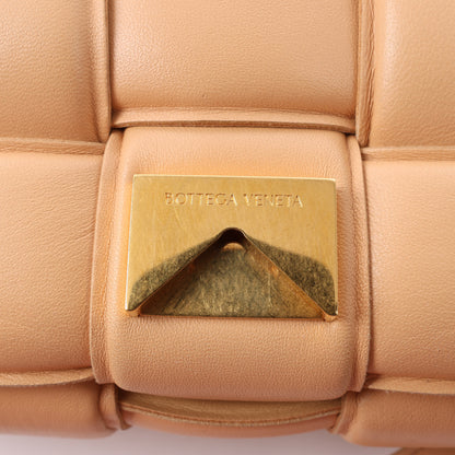 Bottega Veneta gepolsterte Kassetten-Maxi-Schultertasche aus Intrecciato-Leder in Beige