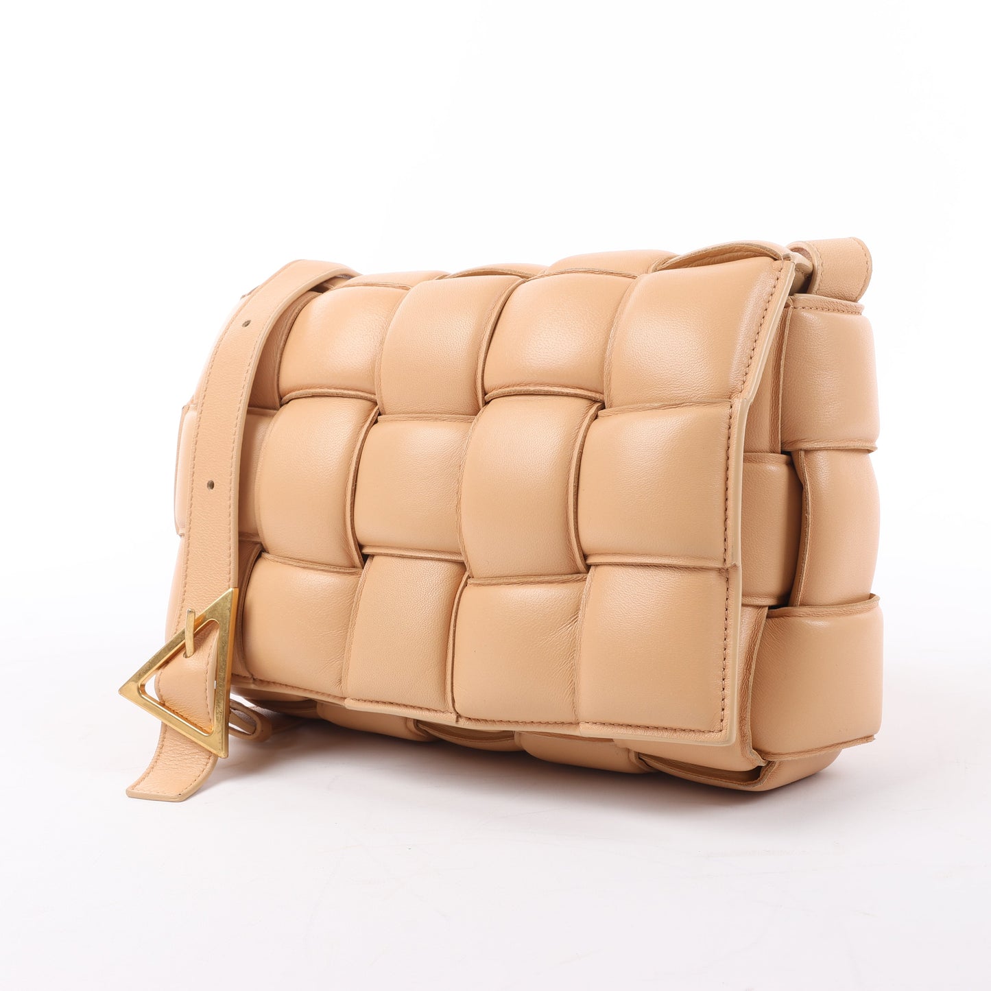 Bottega Veneta gepolsterte Kassetten-Maxi-Schultertasche aus Intrecciato-Leder in Beige