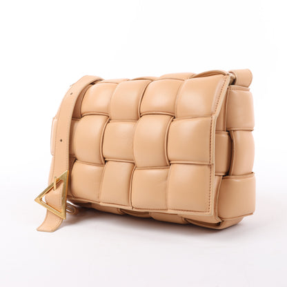 Bottega Veneta gepolsterte Kassetten-Maxi-Schultertasche aus Intrecciato-Leder in Beige