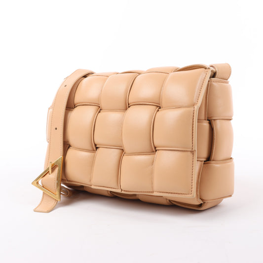 Bottega Veneta gepolsterte Kassetten-Maxi-Schultertasche aus Intrecciato-Leder in Beige