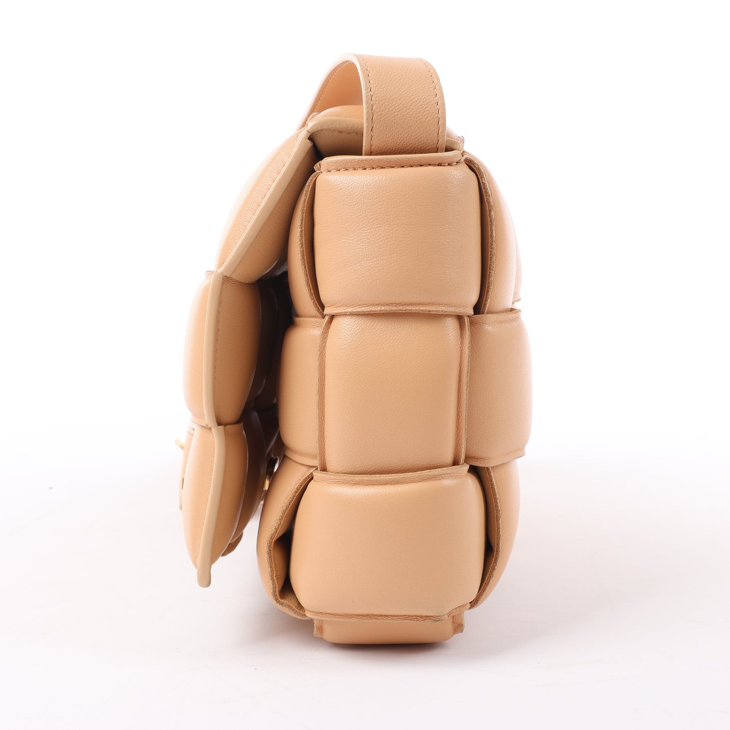 Bottega Veneta gepolsterte Kassetten-Maxi-Schultertasche aus Intrecciato-Leder in Beige