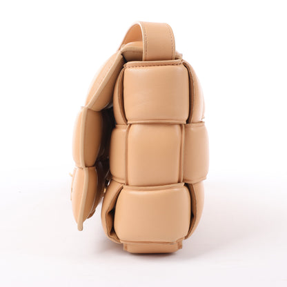 Bottega Veneta gepolsterte Kassetten-Maxi-Schultertasche aus Intrecciato-Leder in Beige