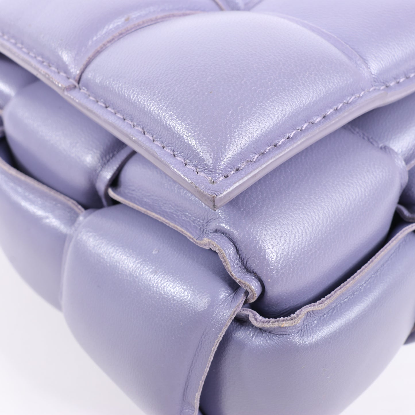 Bottega Veneta gepolsterte Kassetten-Maxi-Schultertasche aus Intrecciato-Leder in Lila