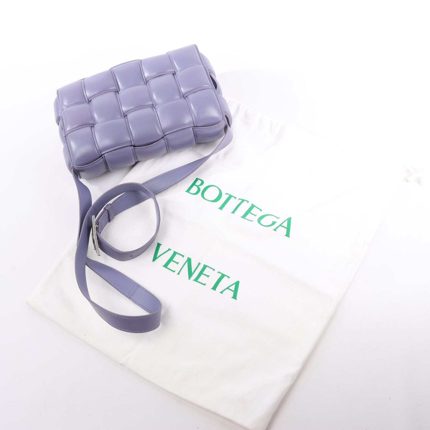Bottega Veneta gepolsterte Kassetten-Maxi-Schultertasche aus Intrecciato-Leder in Lila