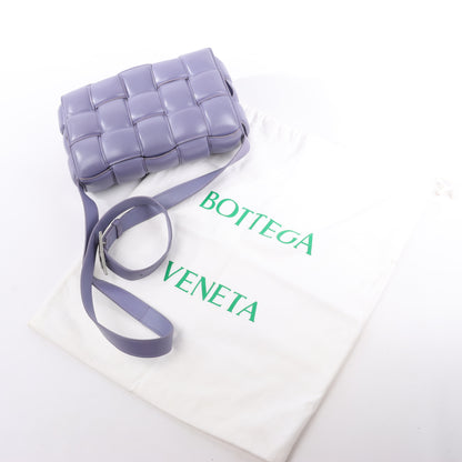Bottega Veneta gepolsterte Kassetten-Maxi-Schultertasche aus Intrecciato-Leder in Lila