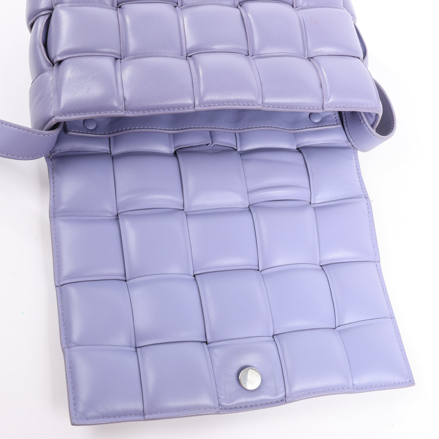 Bottega Veneta gepolsterte Kassetten-Maxi-Schultertasche aus Intrecciato-Leder in Lila