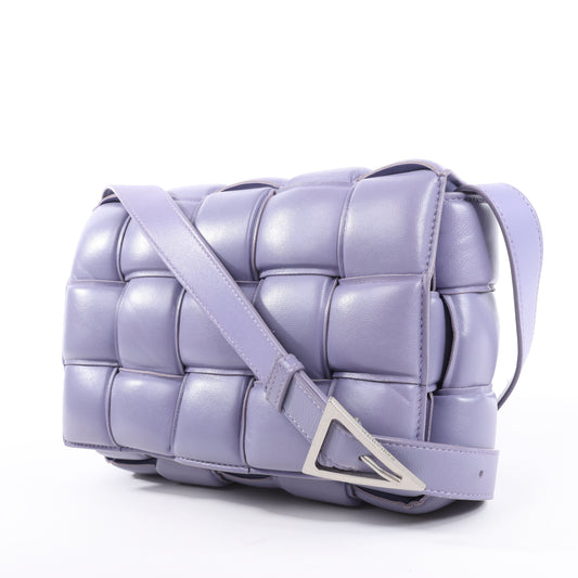 Bottega Veneta gepolsterte Kassetten-Maxi-Schultertasche aus Intrecciato-Leder in Lila