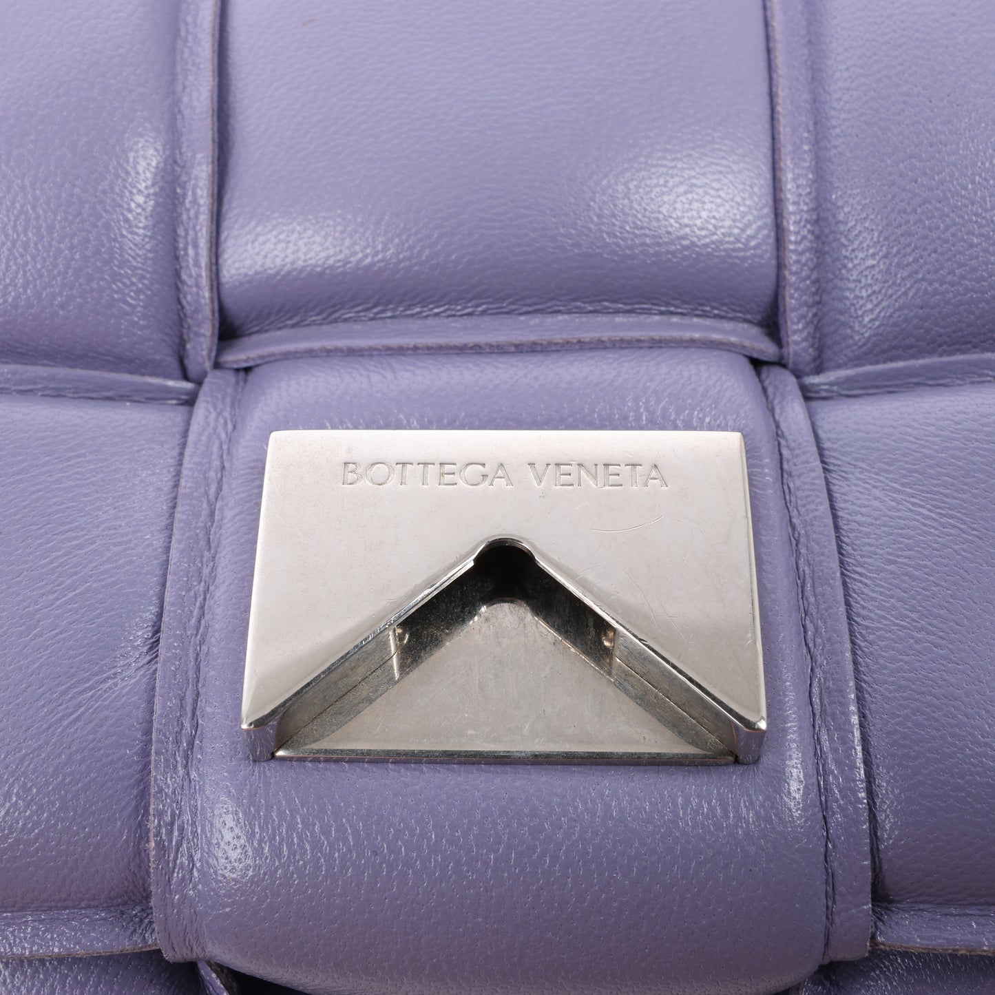 Bottega Veneta gepolsterte Kassetten-Maxi-Schultertasche aus Intrecciato-Leder in Lila