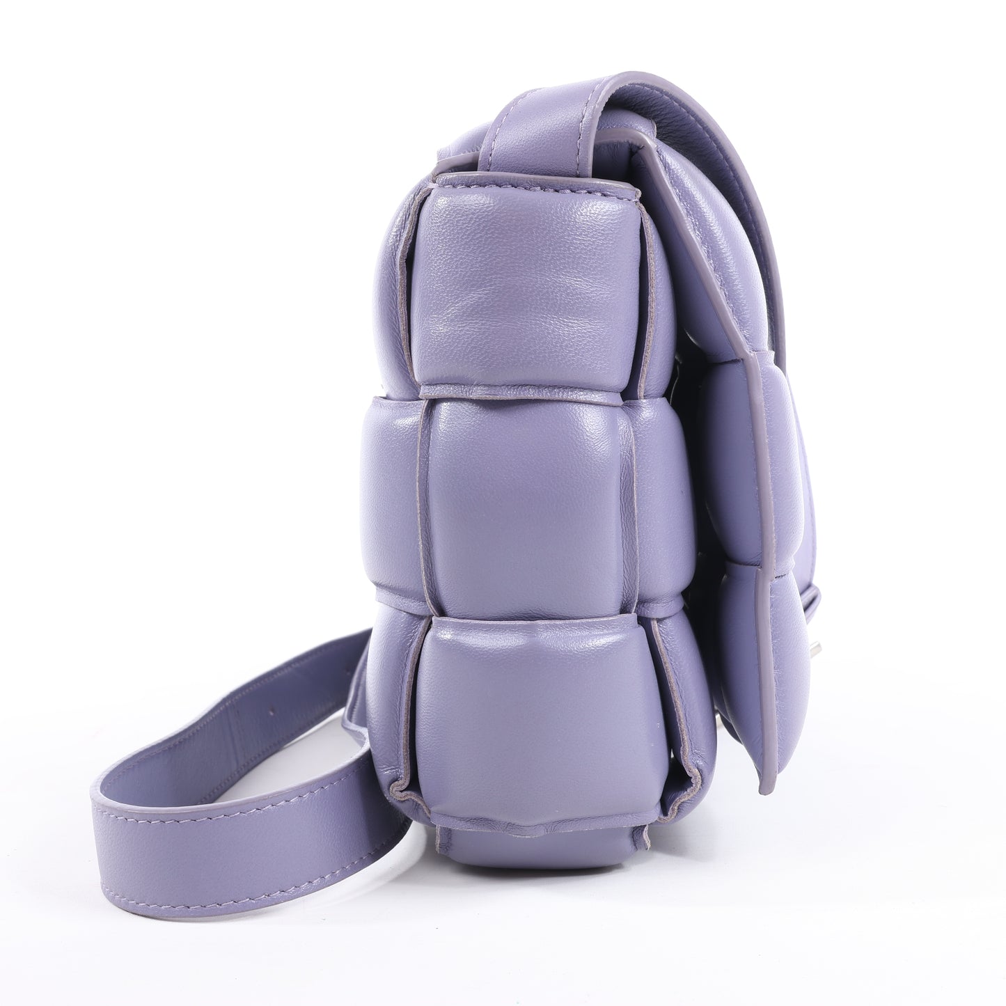 Bottega Veneta gepolsterte Kassetten-Maxi-Schultertasche aus Intrecciato-Leder in Lila