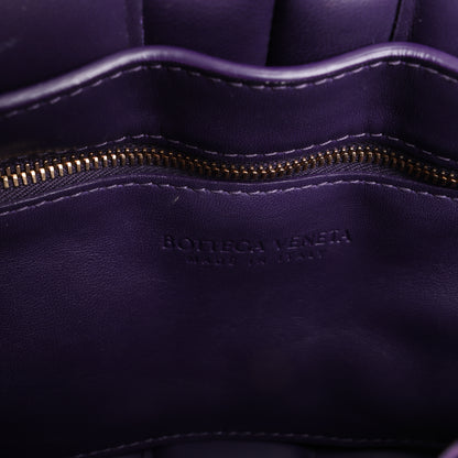 Bottega Veneta gepolsterte Kassetten-Maxi-Schultertasche aus Intrecciato-Leder in Lila