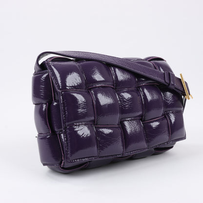 Bottega Veneta gepolsterte Kassetten-Maxi-Schultertasche aus Intrecciato-Leder in Lila